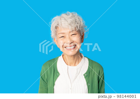 笑顔のシニア女性 98144001