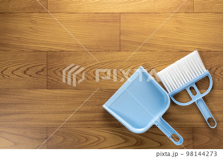 木の床にブラシとちりとり 98144273