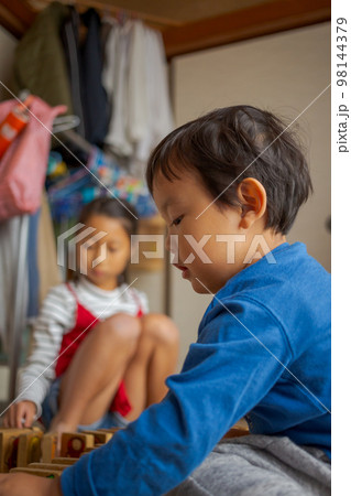 3 years old & 8 years old 3 years old & 8 years old 98144379
