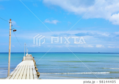 千葉県 青空の海と岡本桟橋(原岡桟橋) 千葉県 青空の海と岡本桟橋(原岡桟橋) 98144405