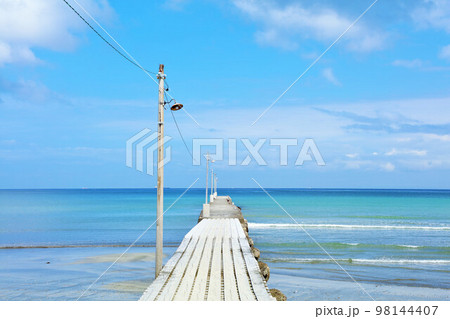 千葉県 青空の海と岡本桟橋(原岡桟橋) 千葉県 青空の海と岡本桟橋(原岡桟橋) 98144407