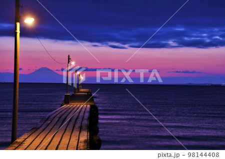 千葉県　夕暮れトワイライトの岡本桟橋（原岡桟橋） 98144408