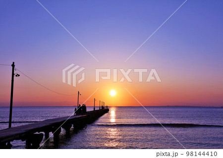 千葉県　夕暮れの岡本桟橋（原岡桟橋） 98144410