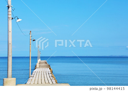 千葉県　青空の海と岡本桟橋（原岡桟橋） 98144415