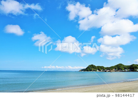 千葉県　夏の青空と南房総の海 98144417