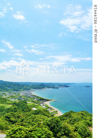 千葉県　青空と青い海の房総半島（鋸山からの展望） 98144418