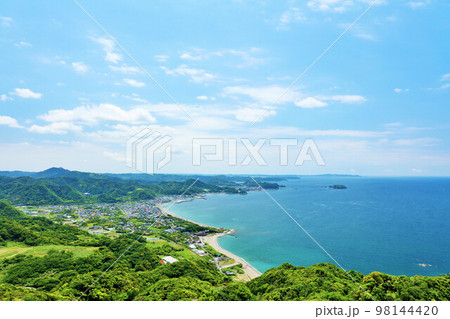千葉県　青空と青い海の房総半島（鋸山からの展望） 98144420