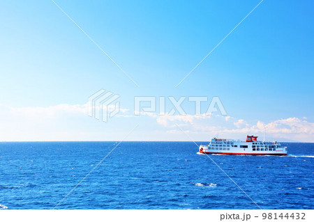 千葉県 青空と青い海の東京湾をフェリー船が行く 千葉県 青空と青い海の東京湾をフェリー船が行く 98144432