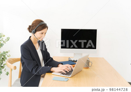 テレフォンオペレーターの女性 98144728