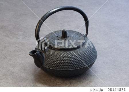 茶道具として考案された鉄瓶 茶道具として考案された鉄瓶 98144871