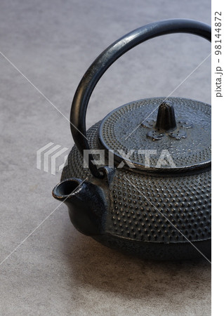 茶道具として考案された鉄瓶 茶道具として考案された鉄瓶 98144872