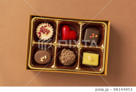 チョコレートギフト。箱に入ったチョコレートの写真素材 [98144953 