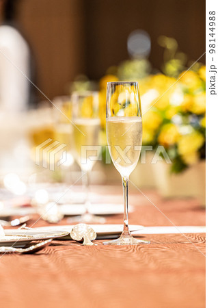 ひまわりの花器　食事会場　テーブルコーディネートの画像 98144988