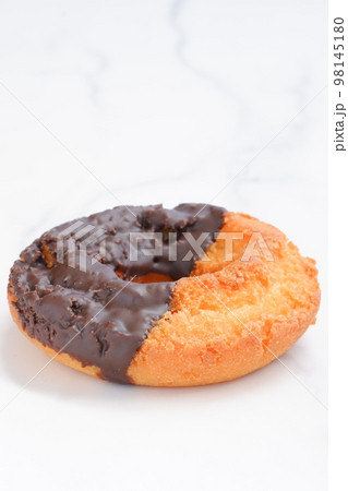チョコレートでコーティングしたオールドファッションドーナツ チョコレートでコーティングしたオールドファッションドーナツ 98145180
