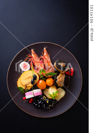 盛り付けられたおせち料理 98145181