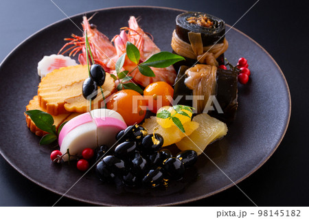 盛り付けられたおせち料理 98145182