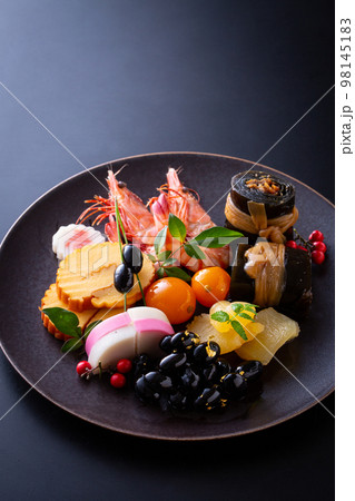 盛り付けられたおせち料理 盛り付けられたおせち料理 98145183