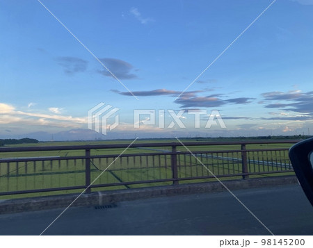 田んぼと青空 98145200