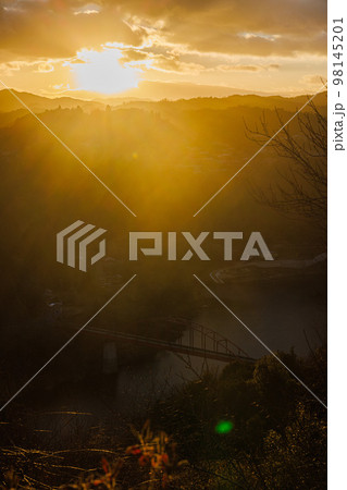 2023初春奈良月ヶ瀬の夕景　オレンジ色に染まる空と山並み⑤ 98145201