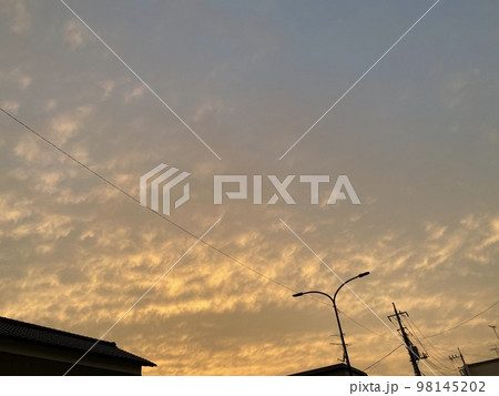 雲と夕焼け 雲と夕焼け 98145202