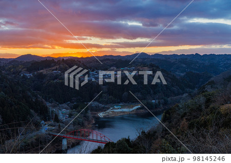 2023初春奈良月ヶ瀬の夕景　夕焼け空のグラデーションと月ヶ瀬湖の水面⑦ 98145246
