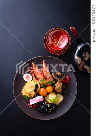 盛り付けられたおせち料理 盛り付けられたおせち料理 98145277