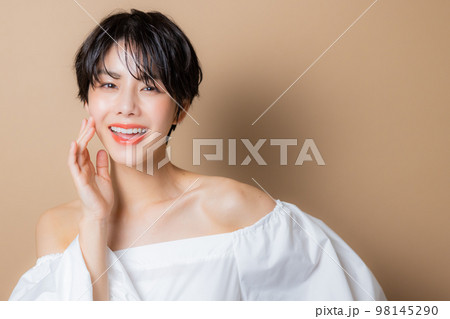 ショートヘアの女性 98145290