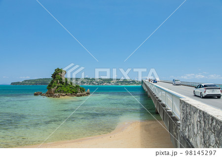 古宇利島と古宇利大橋 古宇利島と古宇利大橋 98145297