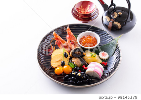 盛り付けられたおせち料理 98145379