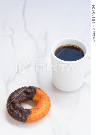 チョコレートでコーティングしたオールドファッションドーナツとコーヒー 98145404