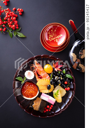 盛り付けられたおせち料理 98145417