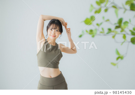 スポーツウェアの女性 98145430