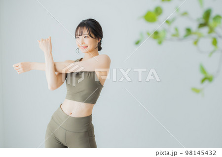 スポーツウェアの女性 98145432