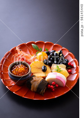 盛り付けられたおせち料理 盛り付けられたおせち料理 98145440