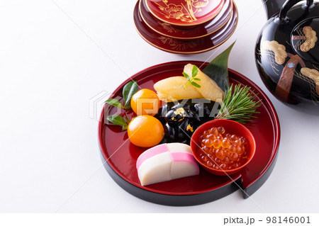 盛り付けられたおせち料理 98146001