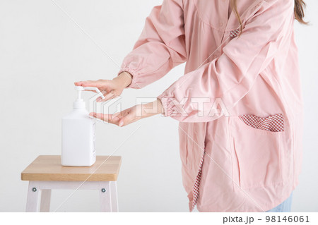 消毒を促す保育士　Childminder 98146061