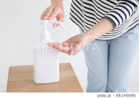 手を消毒する女性 Disinfection 手を消毒する女性 Disinfection 98146066