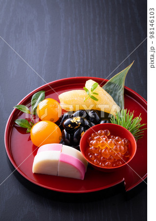 盛り付けられたおせち料理 98146103