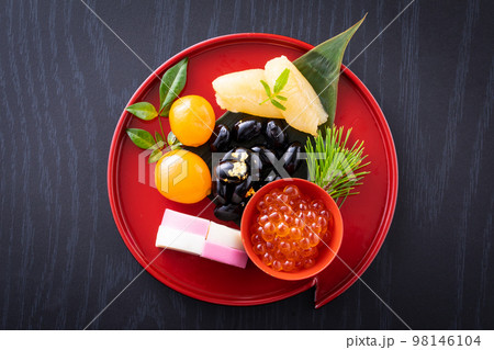 盛り付けられたおせち料理 盛り付けられたおせち料理 98146104