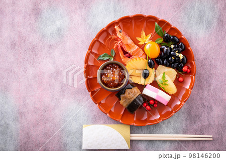 盛り付けられたおせち料理 98146200