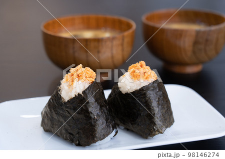 朝食に鮭おにぎりと味噌汁 98146274