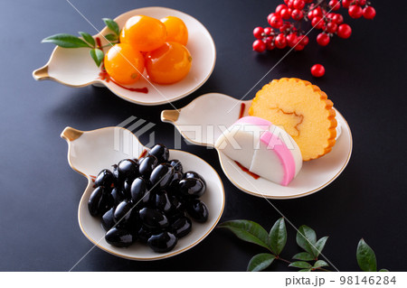 おせち料理を食べる 98146284