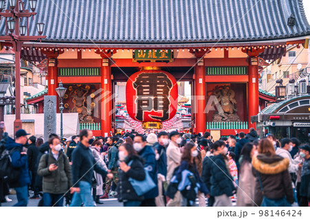 日本の東京都市景観 元日。令和5年を迎えた浅草寺。コロナ禍だが行動制限なし、驚きの人出・密集=1日 日本の東京都市景観 元日。令和5年を迎えた浅草寺。コロナ禍だが行動制限なし、驚きの人出・密集=1日 98146424