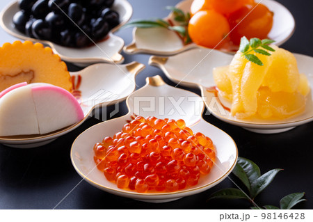 盛り付けられたおせち料理 98146428