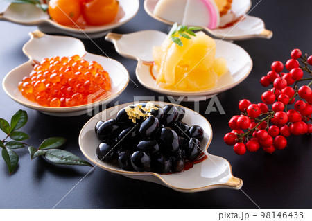 盛り付けられたおせち料理 98146433