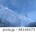 青空の不思議な雲の景色 98146473