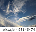 青空の不思議な雲の形 98146474