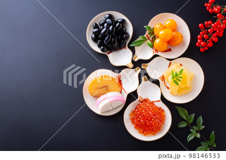 おせち料理を食べる 98146533