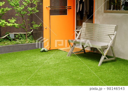 窓先にある憩いのベンチ 98146543