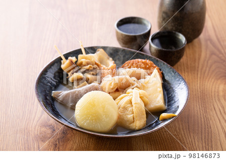 温かいおでんと日本酒 温かいおでんと日本酒 98146873